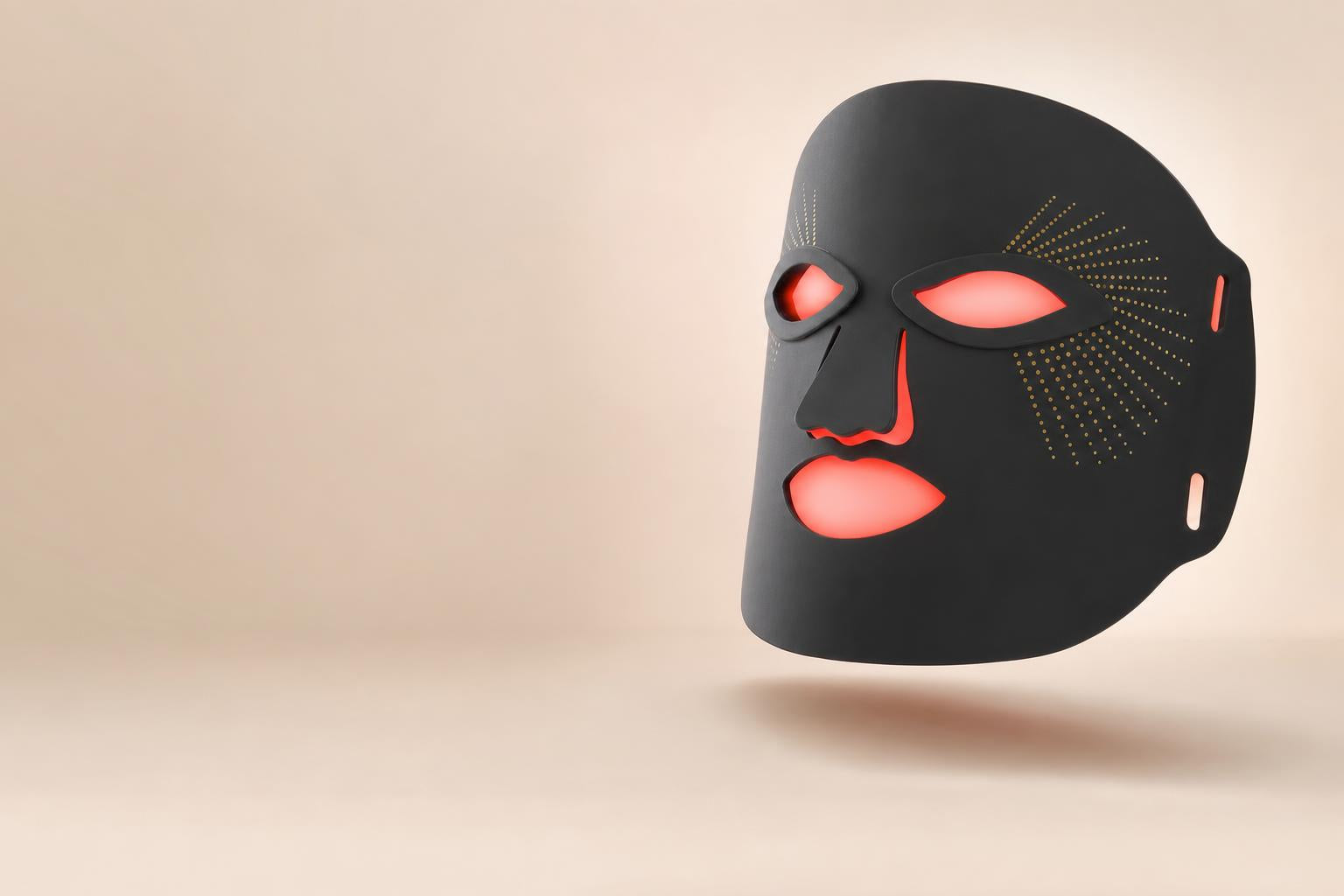 Máscara LED facial Sevrom flotando sobre fondo beige